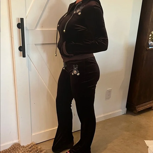 GUCCI-Women's Velvet Tracksuit in Dark Brown with Rhinestone Bears. - Picture 5 of 16